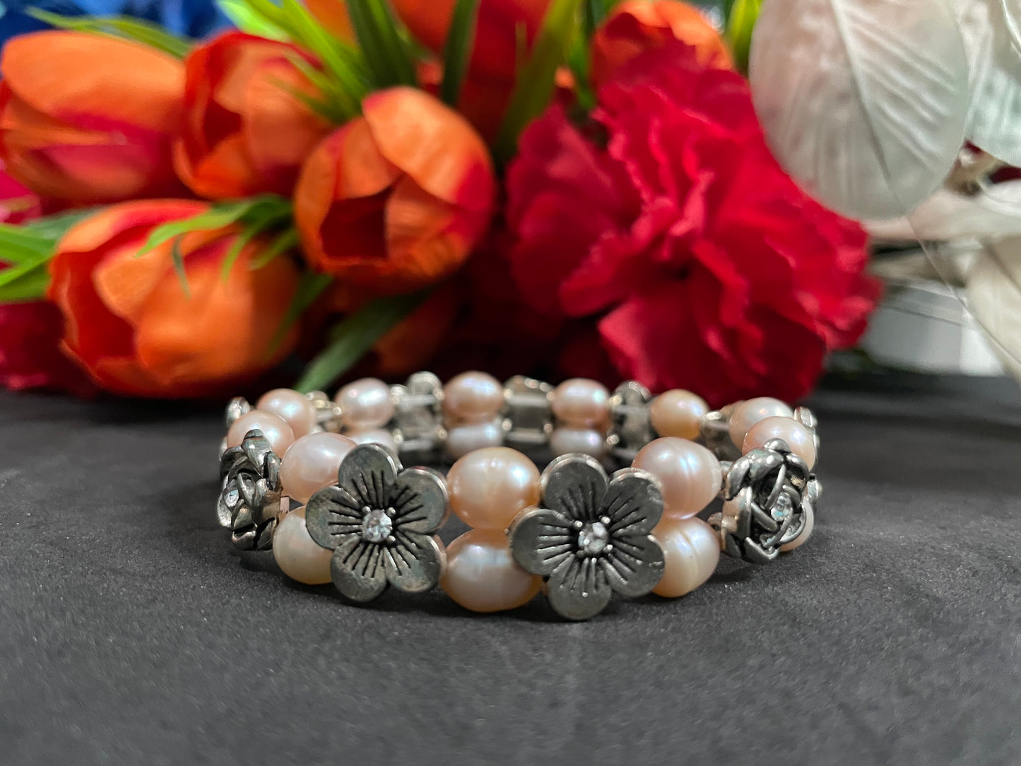 Freshwater pearl bracelet with flower charm